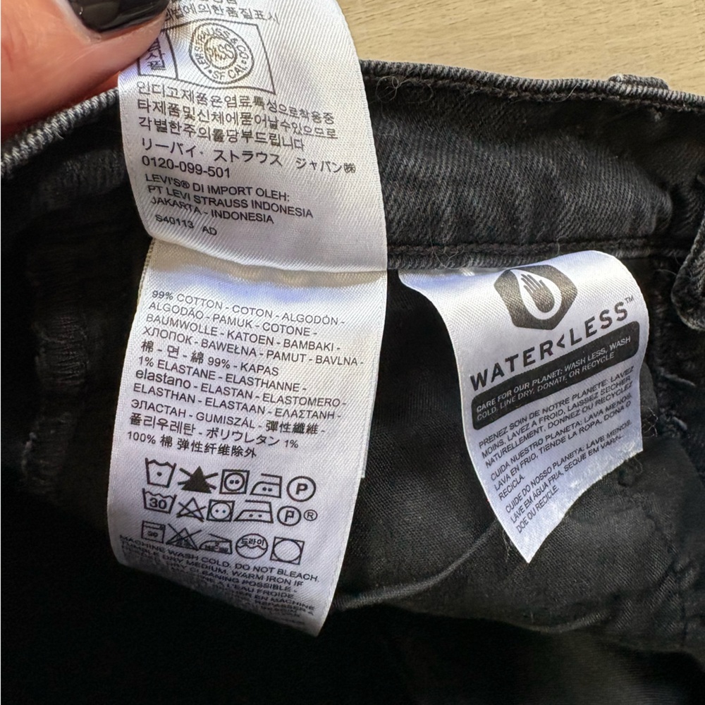 Levi’s Ribcage Black High-Waisted Jean Shorts - Picture 3 of 6